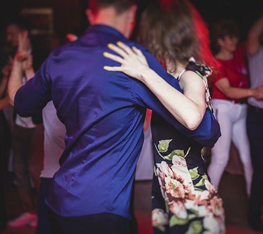 Ein Paar tanzt auf der Tanzparty im Marstall Neubrandenburg am 25.05.2023.
