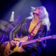 Die Musikerin Vanesa Harbek steht mit einer Gitarre auf der Bühne und gibt ein Konzert im Marstall Neubrandenburg, am 16. April 2026.