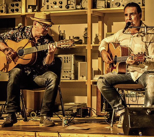 Das Duo Freudrich & Wiesenhütter beim Live-Konzert auf der Bühne des Marstall Neubrandenburg am 21. Mai 2026.