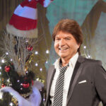 Sänger Uwe Jensen tritt im Marstall zum Adventskonzert am Nachmittag auf. Am 2. Dezember 2026 singt er Weihnachtslieder und entführt sein Publikum zu einem romantischen Nachmittag.