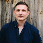 Am 27. August 2026 liest Schauspieler Florian Lukas im Marstall Neubrandenburg aus einem Roman von Richard Grosse.