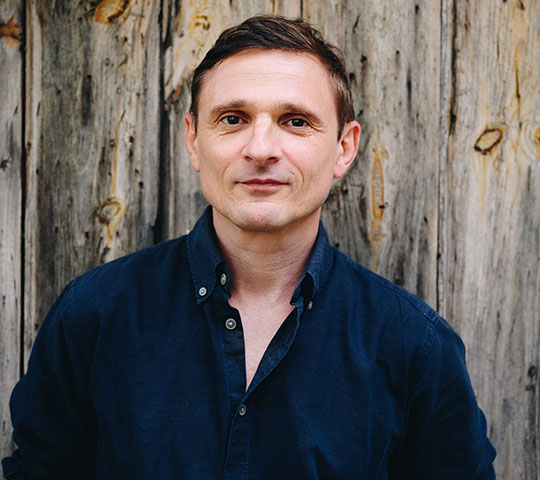 Am 27. August 2026 liest Schauspieler Florian Lukas im Marstall Neubrandenburg aus einem Roman von Richard Grosse.