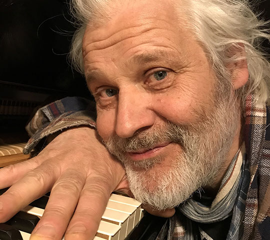 Musiker, Sänger und Schauspieler Thomas Putensen tritt am 11. März 2027 live im Marstall Neubrandenburg zu einem Konzert auf.